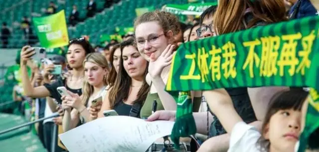 美国大学生受邀观战中超联赛 感受中国足球与文化魅力